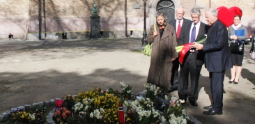 Folketingets formand ved blomsternedlæggelse ved Oslo Domkirke