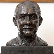 Buste af Svend Auken