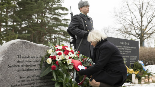 Folktingets formand afslører mindesten på Heltekirkegården i Helsingfors. Gave til Finland i anledning af Finlands 100 års jubilæum