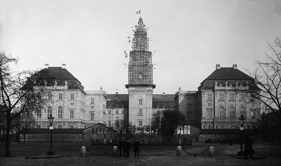 Tårnet er opført som en del af det tredje og nuværende Christiansborg.