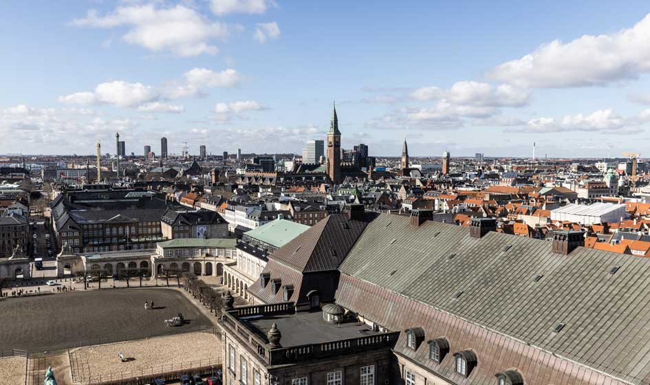 Fra Tårnet er der udsigt over ridebanen ved Christiansborg Slot.