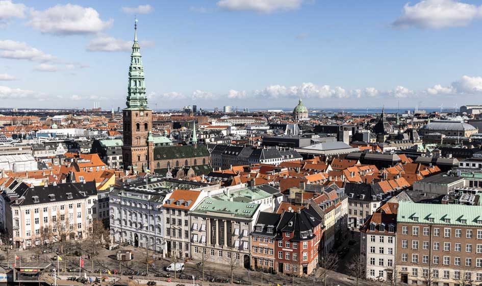Fra Tårnet kan man se Marmorkirkens kuppel. I baggrunden ses Sverige.